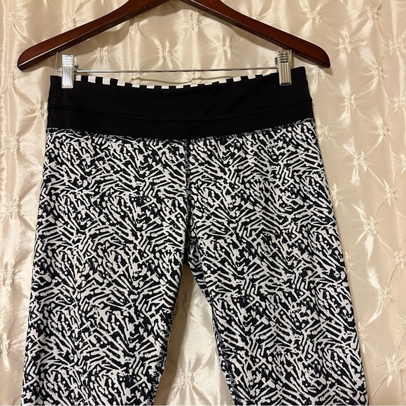 Lululemon Run: Inspire Crop II Leggings Animal Black White - Picture 5 of 14